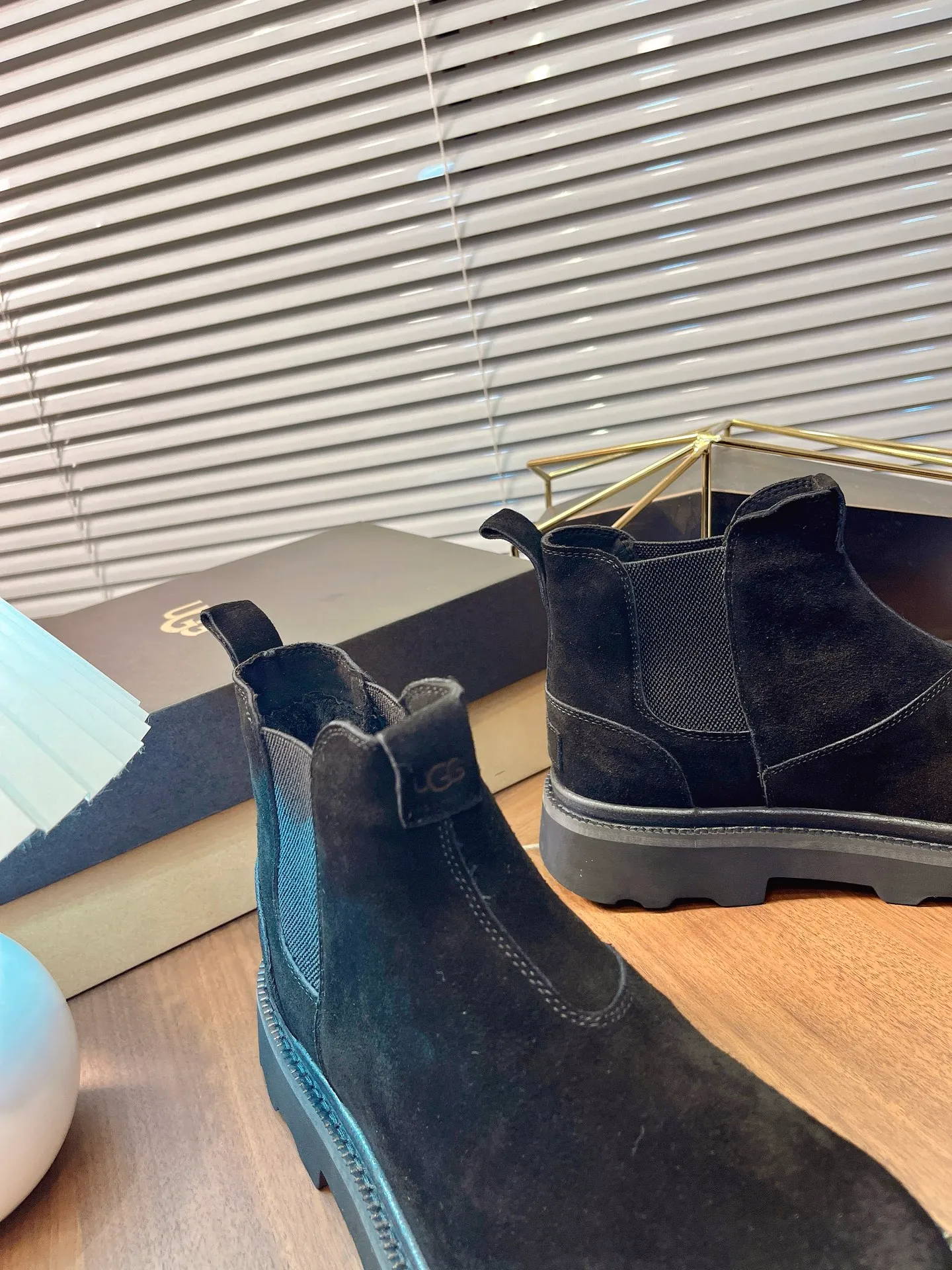 【UGG】 P: 600💰 Size: 40 to 44 (45 custom-made) 2025 new style 𝑼𝑮𝑮•Men's ◾️. Winter snow boots and fur shoes. The matching coefficient is also 100%. 💥Good-looking✨Fully fashionable and stylish when worn. 📈 Lager casual boots, lace-up style. The heels are decorated with hot embossed brand logos. Item No.: 1171113 Upper: high-quality cow suede Lining: sheepskin imported from Australia 🐑The inner lining is made of Australian lamb wool Outsole: EVA non-slip outsole. 45